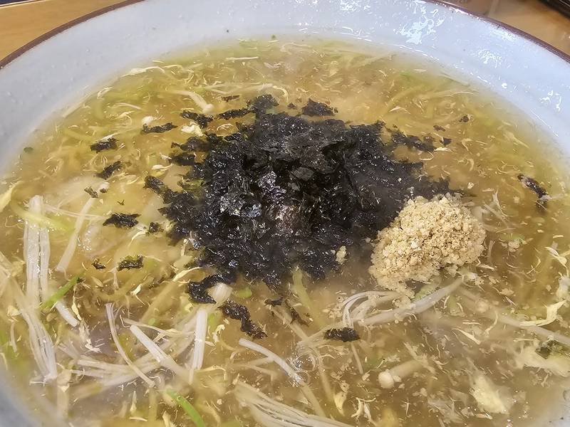 김과 깨를 올린 전통 감자옹심이 가까이
