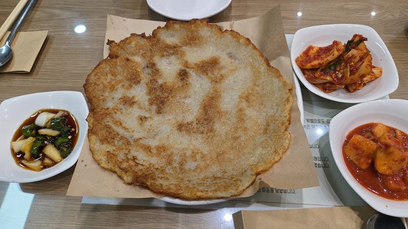 김치와 간장을 곁들인 바삭한 감자전