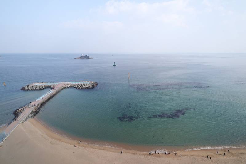 속초해수욕장의 넓은 모래사장과 잔잔한 동해